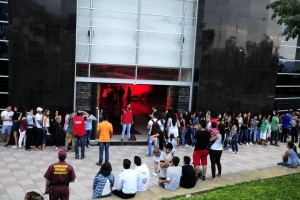Cientos de jóvenes asistieron a la inauguración de ‘La mansión del terror’. - Didier Niño / GENTE DE CABECERA