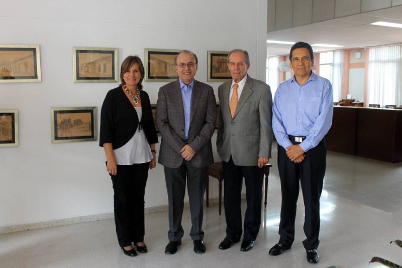 Eulalia García; Riaz Khadem, consultor internacional; Alberto Montoya Puyana, rector de la Unab, y Gilberto Ramírez. - Suministrada / GENTE DE CABECERA