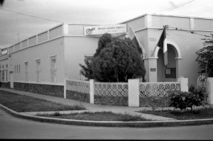 Esta fue una de las sedes de la Alianza Francesa de Bucaramanga, en el año 1982, ubicada en la calle 52 # 23 – 62 (izquierda) y la la sede actual de la AF, desde 2005 ubicada en nuestro sector de Cabecera (derecha)