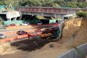 A la fecha solo se ha logrado la demolición del costado norte del puente de Conucos. - Fabián Hernández / GENTE DE CABECERA