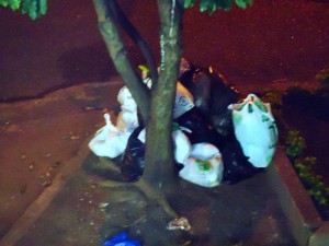 A cualquier hora del día o de la noche se puede observar gente dejando basura en el andén. - Suministrada / GENTE DE CABECERA