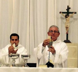 Los sacerdotes Carlos Landazábal (izquierda) y Monseñor Carlos Camacho (derecha) se despiden este sábado de la parroquia San Pío X. - Suministrada / GENTE DE CABECERA