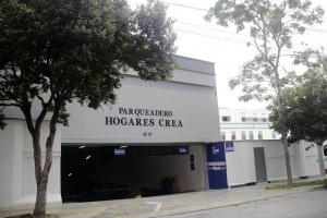 El parqueadero del Colegio San Pedro Claver es administrado por Hogares Crea. - Javier Gutiérrez/ GENTE DE CABECERA