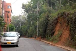 Esta es la carrera 49, en La Floresta, que pide un muro de contención para mitigar el deslizamiento de tierra que se produce por lloviznas. - Jaime Del Río / GENTE DE CABECERA