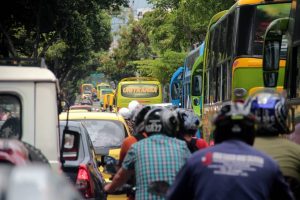 Por la carrera 33 circula gran cantidad de buses de transporte público, y es una de las causas de congestión en dicha vía. - Archivo/GENTE DE CABECERA