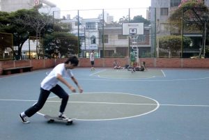 La Comandante del CAI sugiere que patinadores y basquetbolistas coordinen horarios para uso de la cancha. - Fabián Hernández/GENTE DE CABECERA
