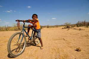 Hasta 6 kilómetros diarios deben recorrer los niños de La Guajira para llegar a sus escuelas