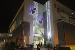 La naturaleza también se convierte en protagonista de la Navidad, como estas mariposas gigantes en la fachada del centro comercial IV Etapa.