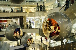 Luces blancas y enormes bolas de Navidad con personajes navideños en su interior, adornan a lo largo y ancho del centro comercial La Quinta.