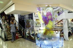En el centro comercial IV Etapa, tiernos ángeles de colores anuncian la llegada de la Navidad.
