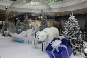 El oso polar es protagonista junto con las blancas luces y la nevada decoración, logrando transportar a los visitantes del Cacique a las más clásicas postales navideñas.