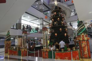 Un gran árbol de juguetes con ayudantes de Santa así como resbaladeros y juego de bolos hacen parte de la diversión en Megamall.