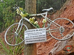 En la salida de Floridablanca a Piedecuesta cuelga una bicicleta blanca en memoria del ciclista fallecido el pasado 14 de noviembre.  - Suministrada/GENTE DE CABECERA 