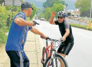 Las autoridades recomiendan a los ciclistas llevar los números del cuadrante y realizar sus recorridos en grupo. - Archivo (Montaje) /GENTE DE CABECERA 