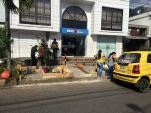 Aunque al inicio del andén hay una rampa, esta no tiene continuidad pues se ve obstaculizada por las escaleras. - Suministrada/GENTE DE CABECERA