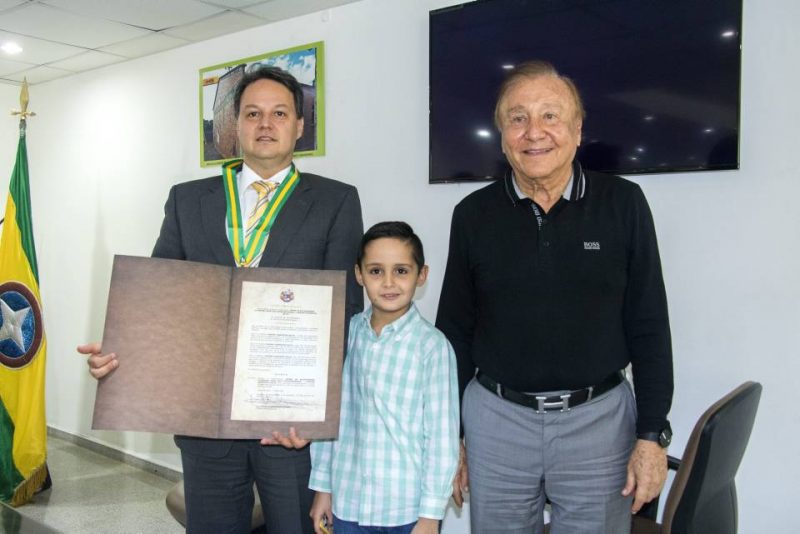 Erwing Rodríguez-Salah, Santiago Rodríguez-Salah Campos y el alcalde Rodolfo Hernández. - Suministrada/GENTE DE CABECERA