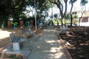 Ante la solicitud de la comunidad, la Administración Municipal realizó la instalación de nuevas bancas y cestas de la basura en el parque Conucos. - Fabián Hernández / GENTE DE CABECERA