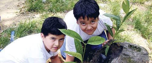 Niños dan ejemplo del cuidado de la naturaleza