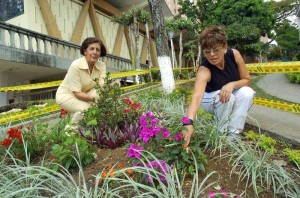 Esperanza Amado de Palomino y Elizabeth Assaf