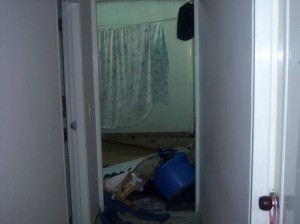 Esta es la habitación que ha quedado fuera de servicio por los daños ocasionados en la construcción de un edificio vecino.