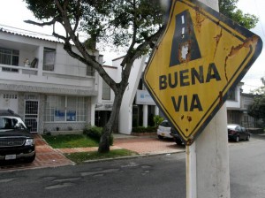 En la carrera 35 con calle 54 hay una en mal estado que indica ‘Buena vía’ y que en realidad miente, pues los huecos ya se adueñaron del sitio.