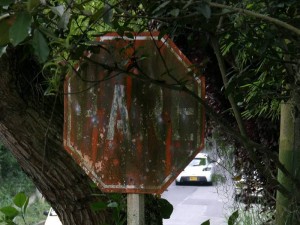 Al parecer esta señalización en el Parque Las Palmas indicaba que no se podían estacionar carros con sus parlantes a todo volumen. Sin embargo es poco lo que se puede apreciar de la lámina.