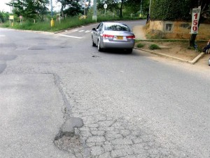 Así lucía a finales del año pasado esta vía, que comunica a El Tejar con Lagos del Cacique.