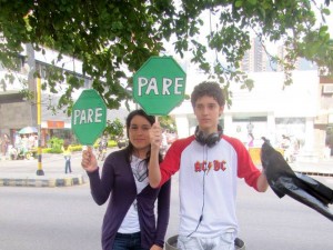 “Este es uno de los problemas más graves: la Alcaldía no ha arreglado las canecas de la carrera 33, ¿Cómo se puede educar si no se da ejemplo?”, dicen los jóvenes.