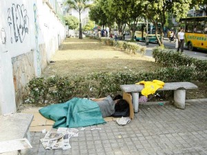 Los andenes por la carrera 33 son dormitorios de indigentes.