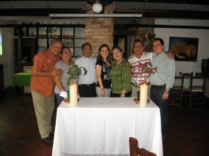 Carlos Contreras, Gilma de Contreras, Padre Mi-guel Ángel Rey, Margarita Ramírez Mariño, Cecilia Mariño, Orlando Ramírez y Orlando José Ramírez.