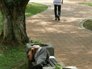 Mendigo en una banca del parque San Pío