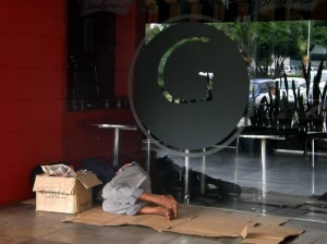 Mendigo a la entrada del restaurante Gurú, frente al parque Las Palmas.