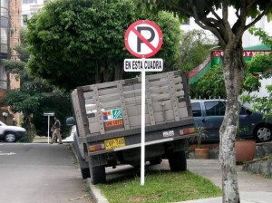 Aunque hay buena señalización, muchos pasan por encima de ellas, como en esta foto.