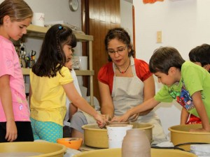 Junto al torno, son muchas las historias y experiencias que vive con los niños.