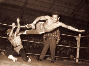 Por su trayectoria deportiva y en el campo de preparación de reinas, ha recibido condecoraciones; de manos del alcalde Fernando Vargas.