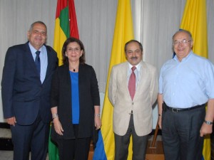 Director del Instituto de Estudios del Ministerio Público, Dr. Christian Mora Padilla y el Rector del Colegio San Pedro Claver, Padre Eduardo Uribe F. S.J.