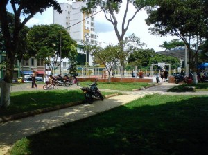 Las motos estacionadas en los corredores del parque de los Niños, es una muestra de la falta de consciencia por los conductores.