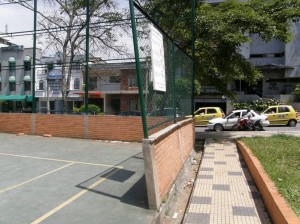 Este fue el muro que por culpa de un conductor, puso en peligro la vida de quienes jugaban en la cancha.