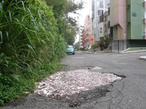 Los huecos en el barrio La Floresta son el ‘pan de cada día’