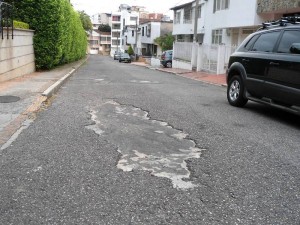 No es justo vivir en una zona “aparentemente privilegiada”, pero con unas vías en mal estado.