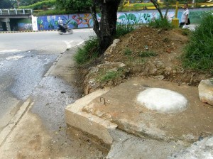 A pesar de la capa de cemento, el agua sigue derramándose.