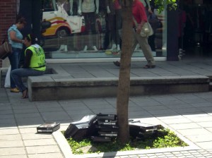 Las cajas que ‘adornan’ el árbol.