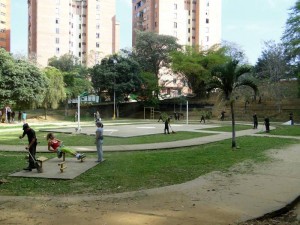 Vecinos del parque de Leones se unieron para rescatar el parque.