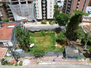 Desde el edificio del frente se puede observar bien el lote y las zonas aledañas