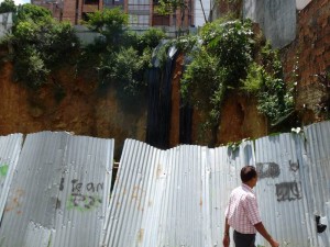 El lote está encerrado desde hace varios años con unas tejas de zinc