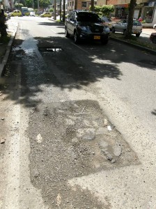 Así permanece la calle 56 entre carreras 33 y avenida González Valencia.