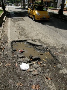 Calle 56 entre carrera 33 y la avenida González Valencia hasta la altura de Zirus Pizza.