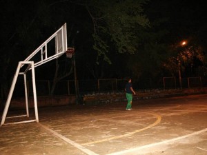 En la cancha múltiple de La Floresta una farola está apagada hace rato.