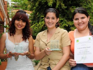 Angélica Zarur Mendoza, Beatriz Elena González Estrada y Shirley Cárdenas Suárez, tres de los estudiantes de la Facultad de Comunicación y Artes Audiovisuales de la UNAB que gana-ron en los Premios Césares 2011.