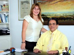 Los especialistas William Otero y Esperanza Rueda en su consultorio.